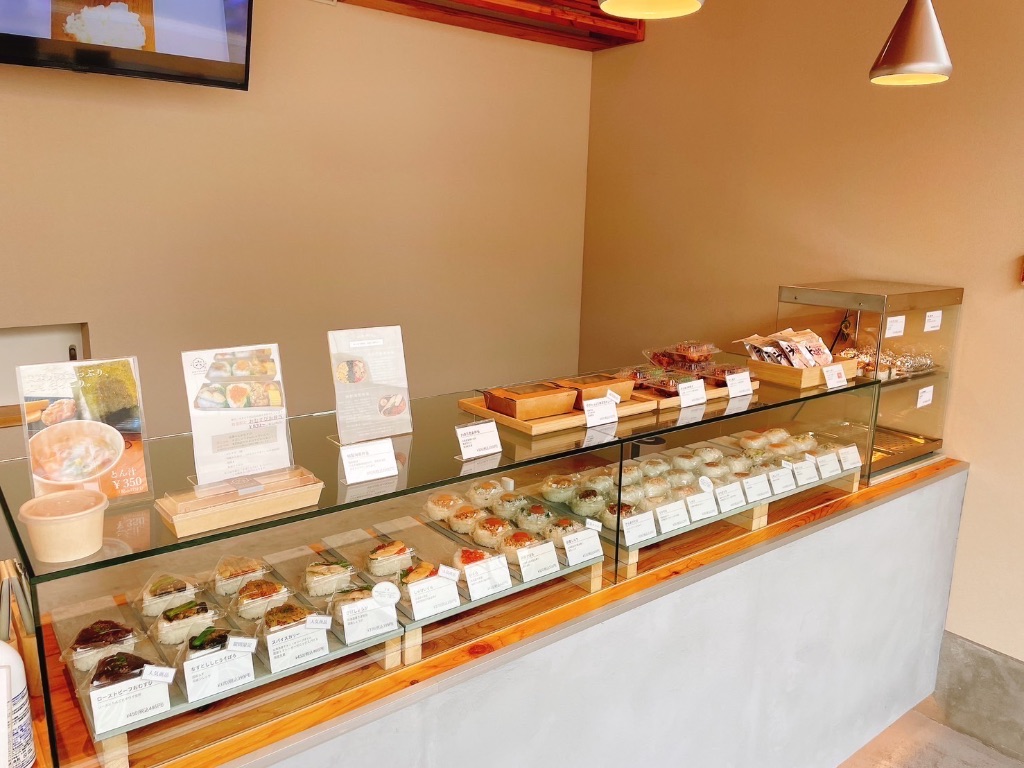 おむすびお弁当六 店内 - 明るく清潔なおむすび専門店